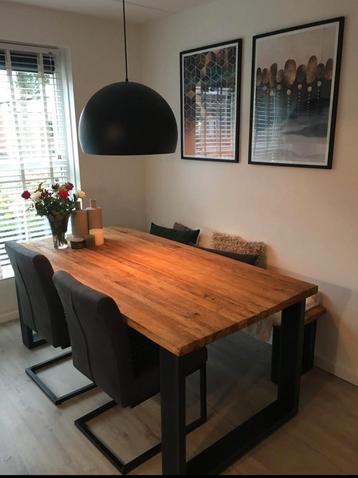 Eettafel beschikbaar voor biedingen