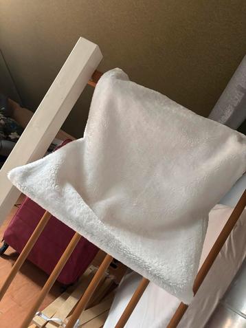 Kattenhangmat & muurplankjes beschikbaar voor biedingen