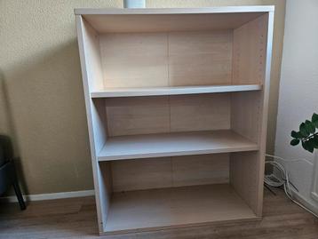lage boekenkast beschikbaar voor biedingen
