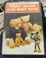 Boekje: Teddy bears and soft toys, Verzamelen, Beren en Cherished Teddies, Ophalen of Verzenden, Zo goed als nieuw, Overige merken