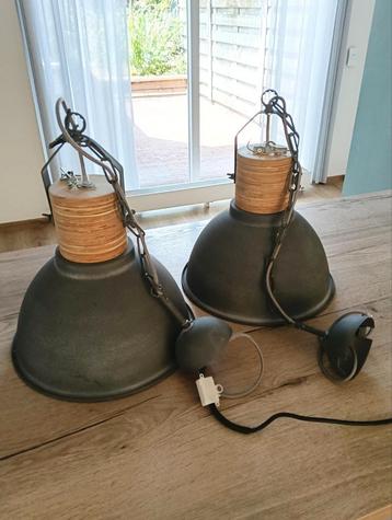 Twee hanglampen industriël beschikbaar voor biedingen