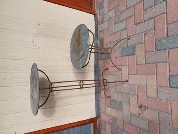 Vintage ijzeren tafeltjes beschikbaar voor biedingen