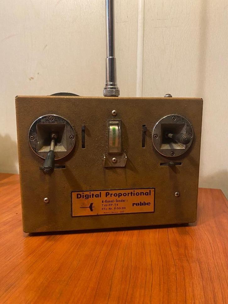 ROBBE ZENDER. ONTVANGER 3 SERVO’ S  VINTAGE, Hobby en Vrije tijd, Modelbouw | Boten en Schepen, Gebruikt, Airfix, Ophalen of Verzenden