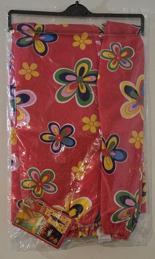 Nieuw  Flower Power jaren 70 broek rood mt M, Kleding | Dames, Carnavalskleding en Feestkleding, Nieuw, Maat 38/40 (M), Ophalen of Verzenden