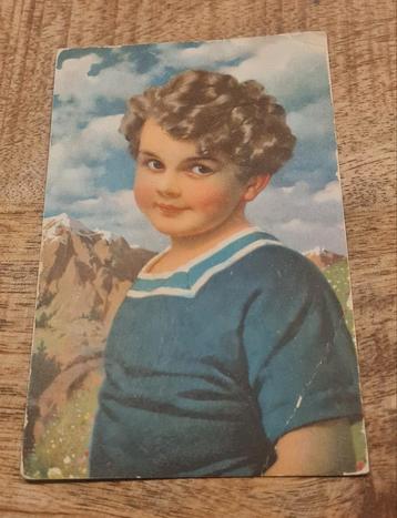 Vintage portret jongetje in matrozenpakje in de bergen beschikbaar voor biedingen