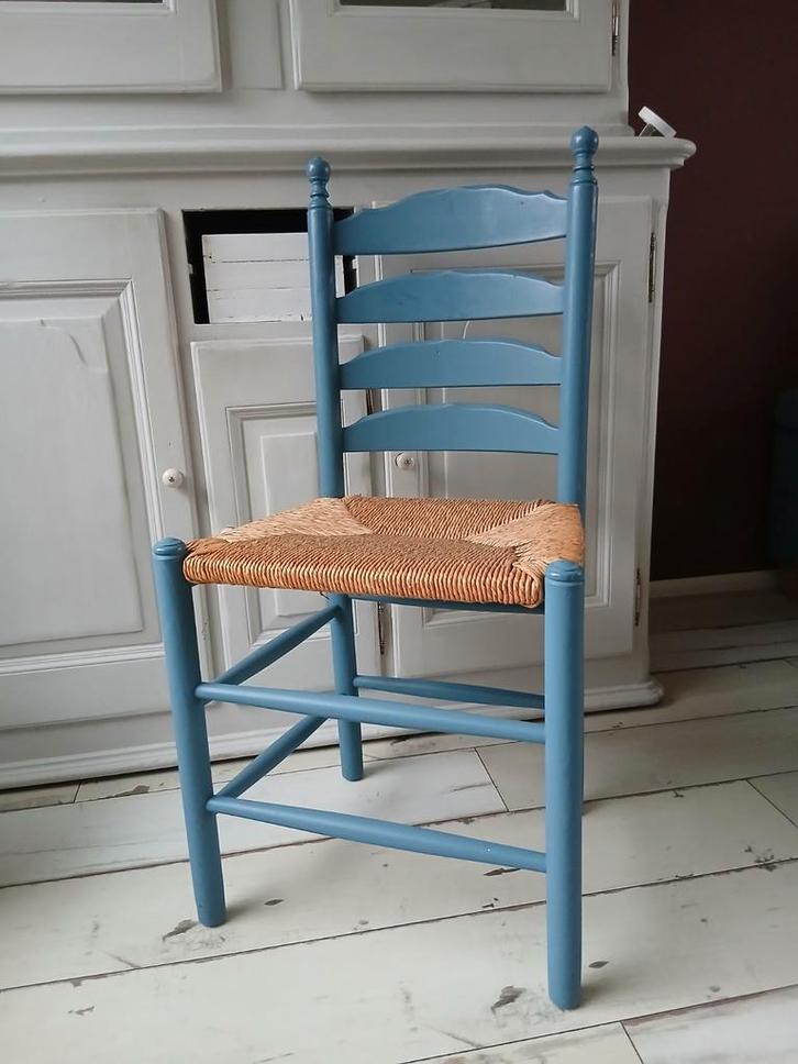 Brocante houten stoel – lichtblauw & gevlochten zitting, Huis en Inrichting, Stoelen, Eén, Wit, Ophalen