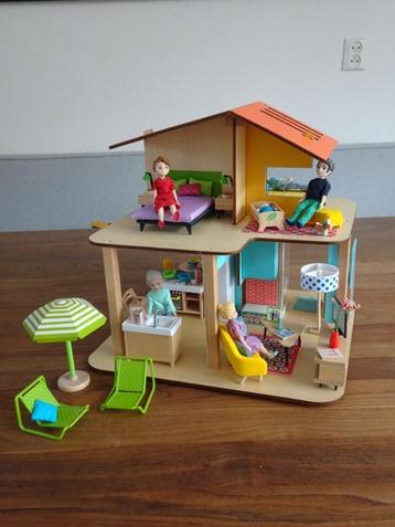 Djeco poppenhuis met poppetjes en inrichting beschikbaar voor biedingen