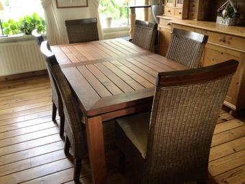 Hardhouten eettafel met 6 stoelen beschikbaar voor biedingen