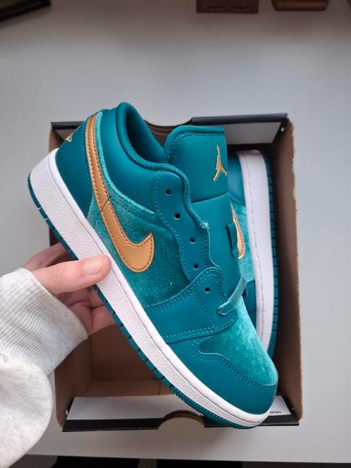 Nike Air Jordan 1 Low Geode Teal Goud Fluweel, Kinderen en Baby's, Kinderkleding | Schoenen en Sokken, Nieuw, Schoenen, Jongen of Meisje