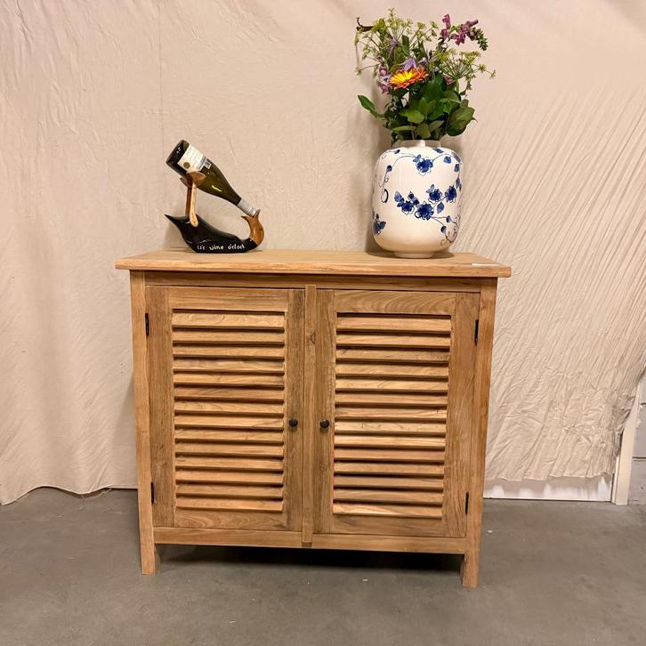 Dressoir massief teakhout - 2 louvre deuren - TTM Wonen, Huis en Inrichting, Kasten | Dressoirs, Nieuw, 100 tot 150 cm, 25 tot 50 cm