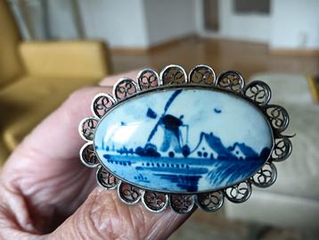 Delfsblauwe broche met zilverfiligrain rand beschikbaar voor biedingen