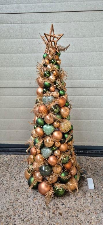 Kerstonrnament met kerstballen. Met VERLICHTING  beschikbaar voor biedingen