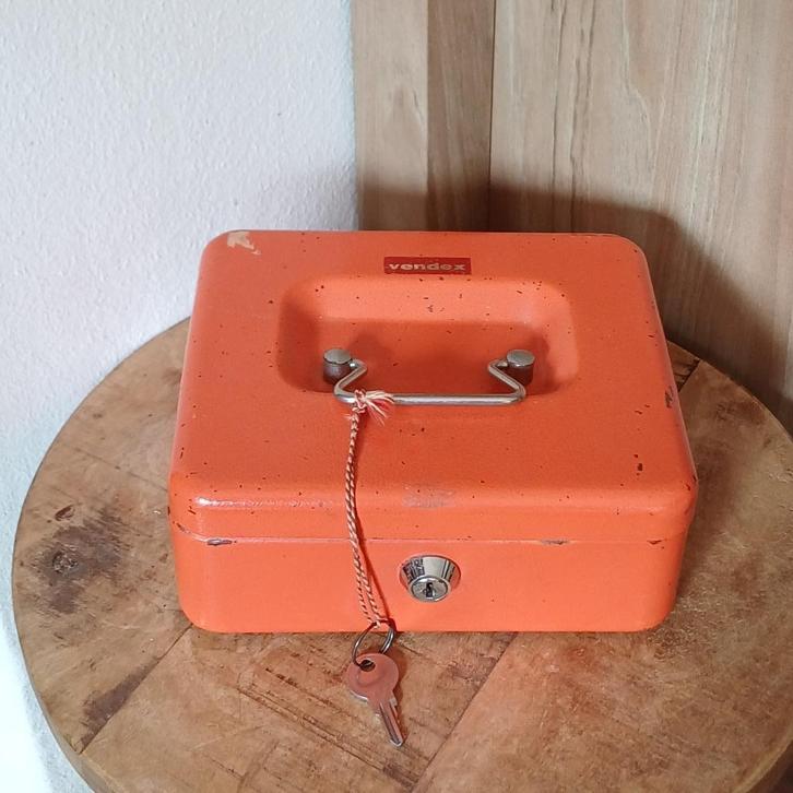 Oranje geldkistje Vendex, Verzamelen, Spaarpotten, Gebruikt, Overige thema's, Metaal of Blik, Ophalen of Verzenden