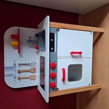 Een leuk houten speelgoed keuken  beschikbaar voor biedingen