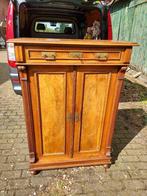 Antieke mahonie Vertico meidenkast met gepaneelde deuren., Antiek en Kunst, Curiosa en Brocante, Ophalen