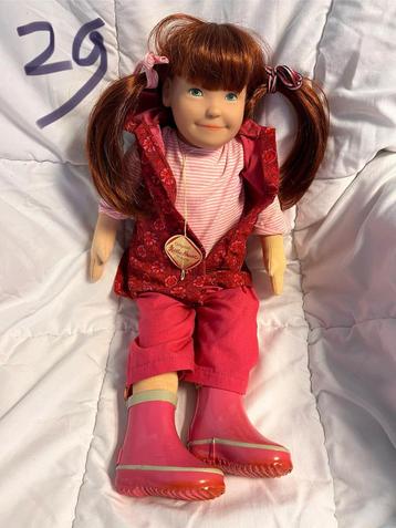 Käthe Kruse Pop met Rode Outfit en Laarsjes Vintage Speelgoe beschikbaar voor biedingen