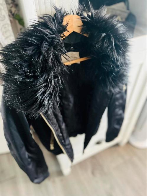 River Island zwarte jas met nepbontkraag – maat 38 (UK10), Kleding | Dames, Jassen | Winter, Zo goed als nieuw, Maat 38/40 (M)