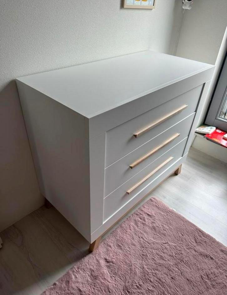 Commode & Ledikant met houten details, Kinderen en Baby's, Kinderkamer | Commodes en Kasten, Gebruikt, Commode, 90 tot 105 cm