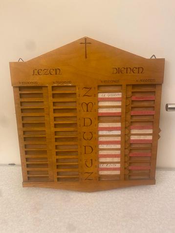 Houten Kerkdiensten Schema wandbord. beschikbaar voor biedingen
