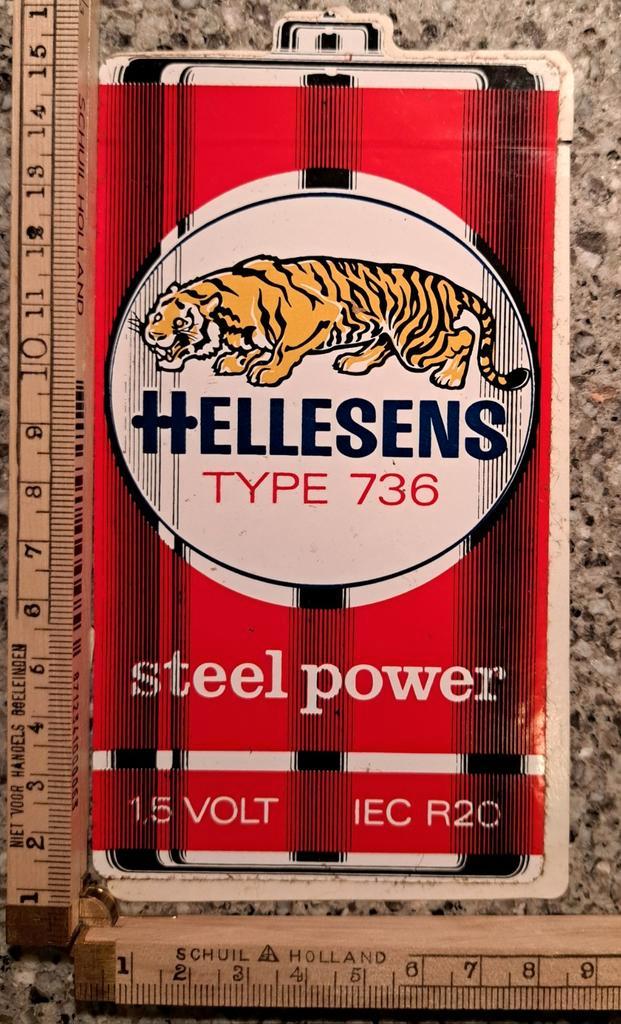 Vintage sticker in de vorm van een batterij Hellesens logo, Verzamelen, Stickers, Zo goed als nieuw, Ophalen of Verzenden