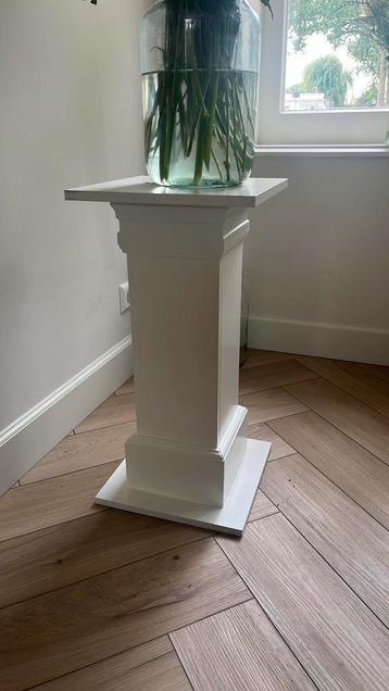 4 witte bloemenzuilen  beschikbaar voor biedingen