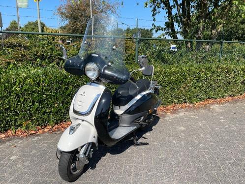 AGM Retro Scooter Wit/Zwart Windscherm Hoog ZO MEENEMEN, Fietsen en Brommers, Overige Fietsen en Brommers, Gebruikt, Ophalen of Verzenden