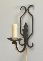 Antiek Frans smeedijzeren wandlampje met kaars huls