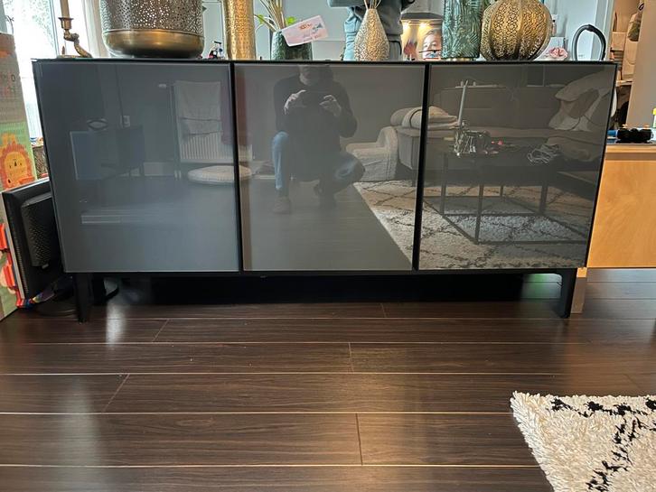 Silas dressoir, donkerturkoois glas.Merk; MADE, Huis en Inrichting, Kasten | Dressoirs, Zo goed als nieuw, 150 tot 200 cm, 50 tot 75 cm