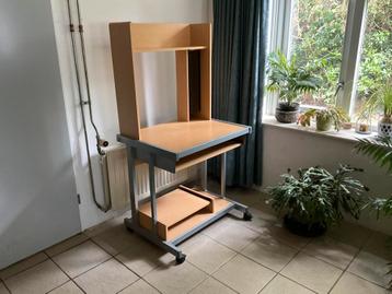 Degelijk computermeubel beschikbaar voor biedingen