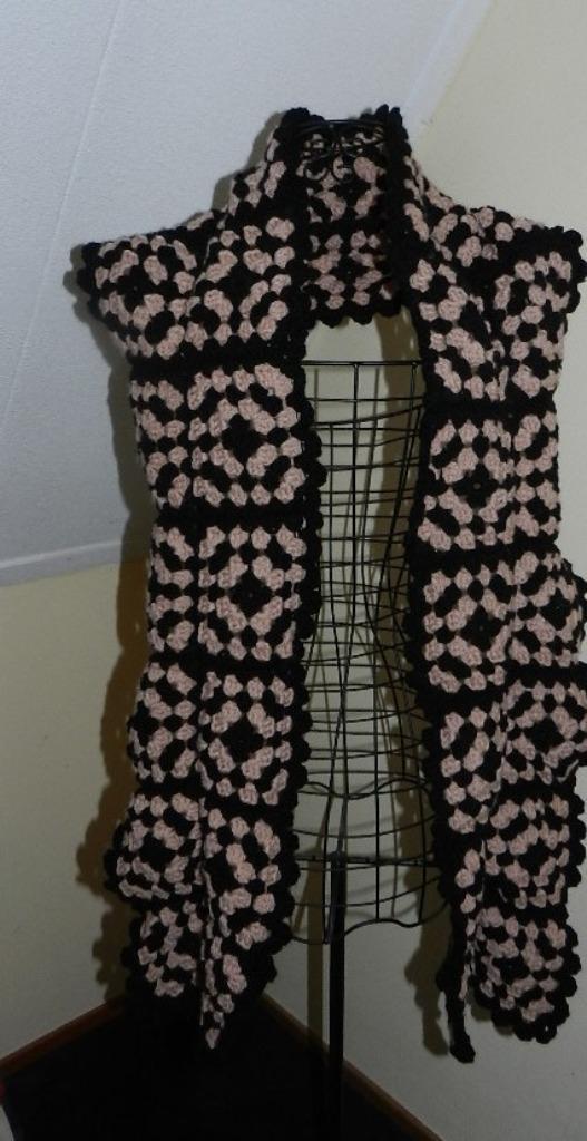 Nieuwe handgehaakte sjaal van granny squares, Kleding | Dames, Mutsen, Sjaals en Handschoenen, Nieuw, Sjaal, Verzenden