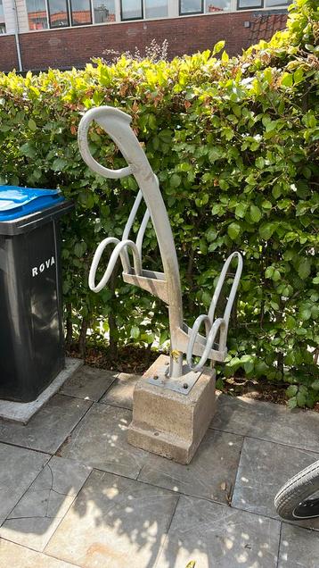 Fietsenrek 2-zijdig met los te schroeven betonvoet beschikbaar voor biedingen