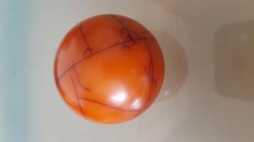 Grote massieve bakelieten bal. Diam 5cm. Oranje met zwart beschikbaar voor biedingen