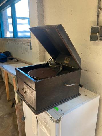 Antieke opwindgrammofoon His Masters Voice beschikbaar voor biedingen