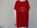 Maat L. Rode jurk met opdruk., Maat 42/44 (L), Ophalen of Verzenden, Zo goed als nieuw, Boven de knie