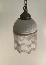 Brocante hanglamp met kraaltjes en bisque bewerkt kapje, Gebruikt, Ophalen of Verzenden, Glas, Minder dan 50 cm