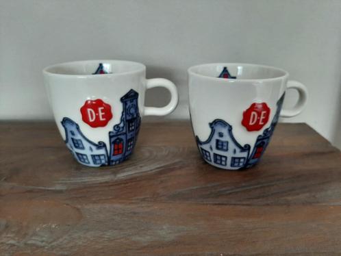 Set van 2 douwe egberts mokken afbeelding grachtenpand, Huis en Inrichting, Keuken | Servies, Zo goed als nieuw, Kop(pen) en/of Schotel(s)