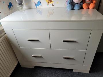 Ledikantje en commode

 beschikbaar voor biedingen