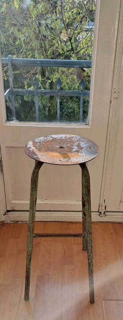 Metalen roest-groene kruk voor planten of ander mooi item., Huis en Inrichting, Krukjes, Ophalen of Verzenden