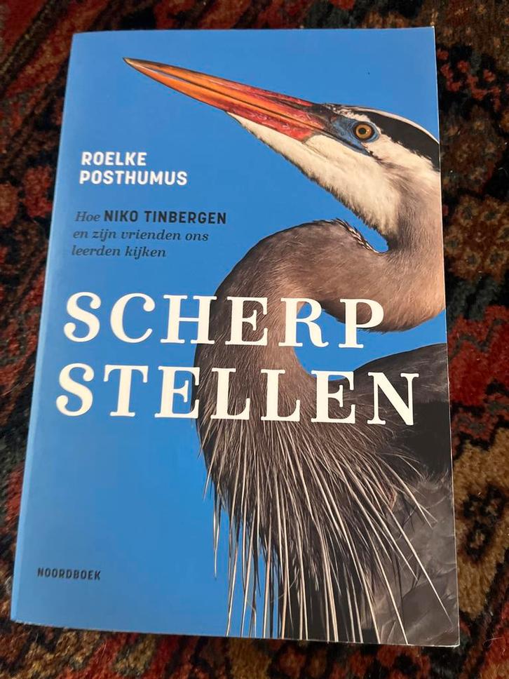 Scherp Stellen - Roelke Posthumus - Natuurboek, Boeken, Natuur, Zo goed als nieuw, Vogels, Ophalen of Verzenden