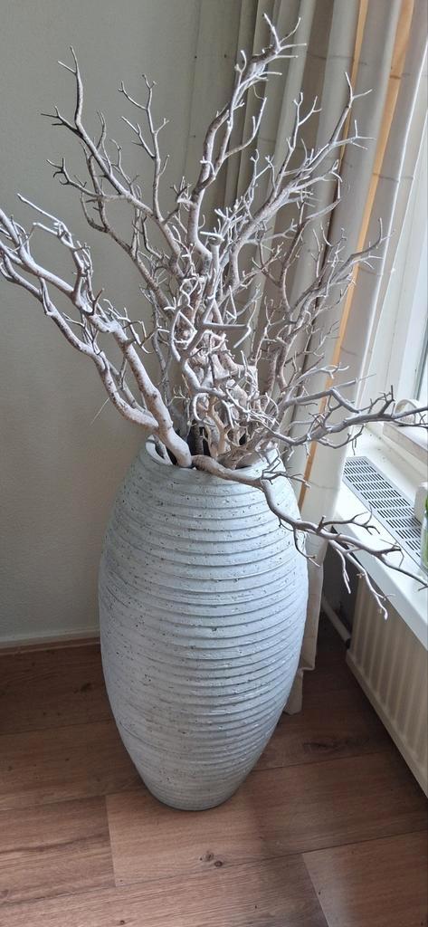 Grote decoratieve vaas, Huis en Inrichting, Woonaccessoires | Vazen, Zo goed als nieuw, Wit, 75 cm of meer, Overige materialen