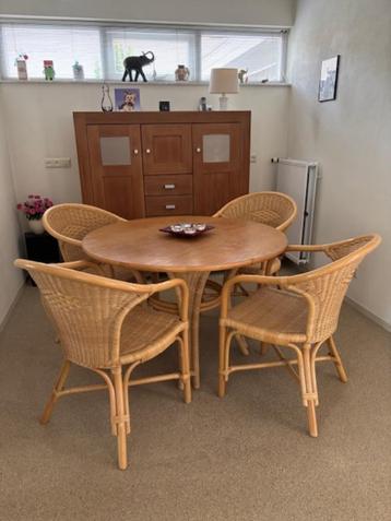 Eetkamer tafel en stoelen van rotan/pitriet beschikbaar voor biedingen