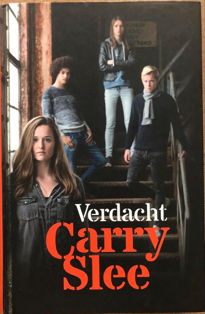 Verdacht - Carry Slee (Jeugdboek), Boeken, Kinderboeken | Jeugd | 13 jaar en ouder, Zo goed als nieuw, Fictie, Ophalen of Verzenden
