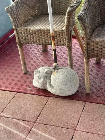 Betonnen kattenbeeld als parasolvoet beschikbaar voor biedingen