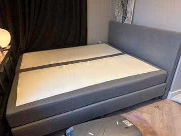 Tweepersoonsbed beschikbaar voor biedingen