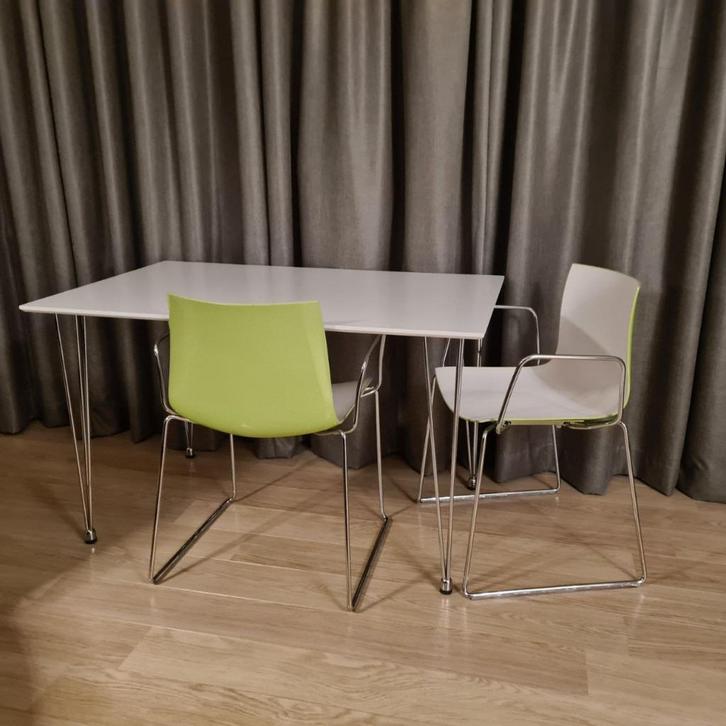 Twee design stoelen Arper Catifa 46 met bijpassende tafel, Huis en Inrichting, Stoelen, Gebruikt, Twee, Wit, Ophalen