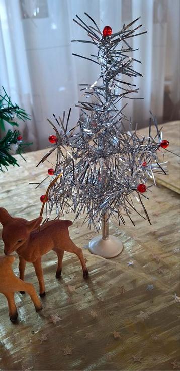 Vintage mini zilver lametta boompje, met kunststof 'besjes' beschikbaar voor biedingen