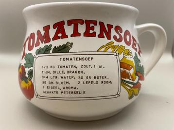 Vintage soepkommen met recepten aan de zijkant beschikbaar voor biedingen