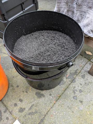 Zwarte kwartszand met keien beschikbaar voor biedingen