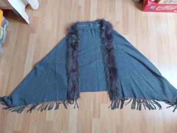 Omslagdoek met bontrand beschikbaar voor biedingen