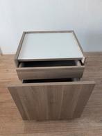 MOET WEG! Twee nachtkastjes hout / glas, Huis en Inrichting, Ophalen, Zo goed als nieuw, Minder dan 45 cm